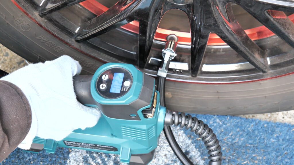 マキタの電動空気入れで空気注入