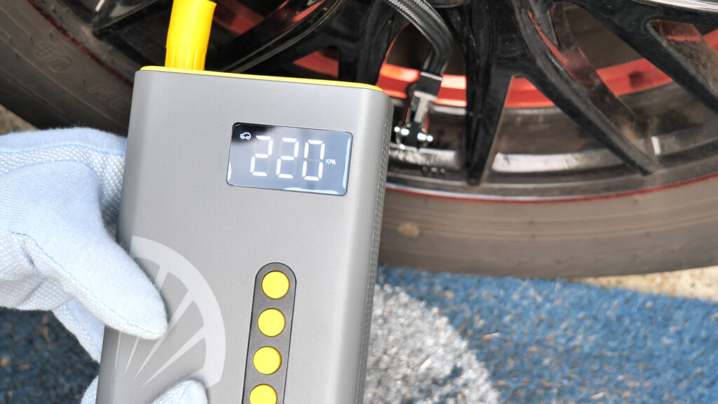 携帯用電動空気入れで空気注入