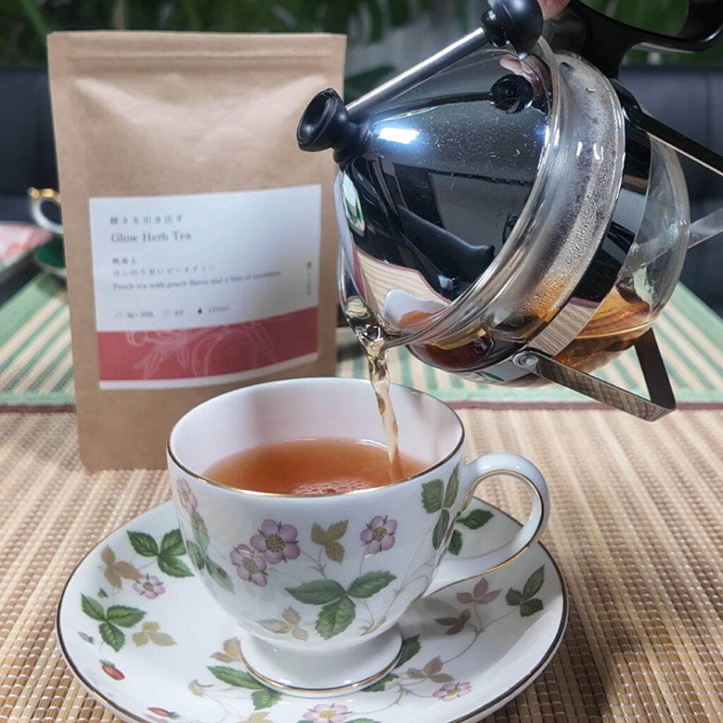 ルイボスピーチティーをカップに注ぐ