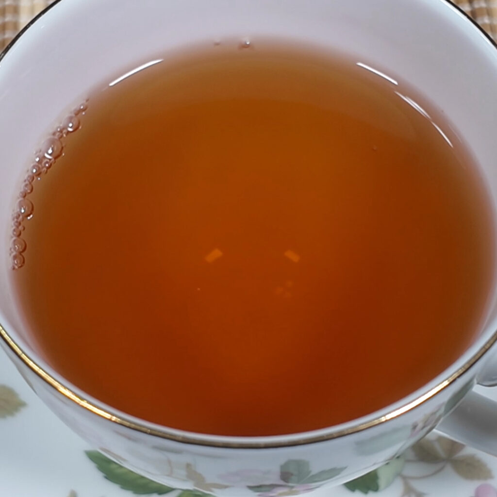 カップに注いだルイボスピーチティー